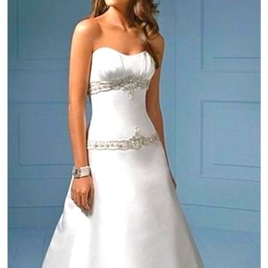 Alfred Angelo Sapphire Collection white wedding gown. style 808. Size 16.